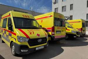 Астанада ер адам жедел жәрдем көлігінің алдыңғы әйнегін сындырып кеткен