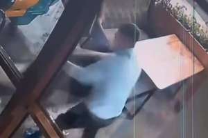 Есікті бүлдірген: Елордада белгісіз ер адам балалар кафесін бұзып кірмек болған