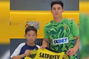 Арманы орындалды: изолентамен жейде жасаған жанкүйеріне Дастан Сәтпаев жейдесін сыйлады