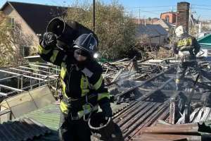 Астаналық құтқарушылар өрттен үш газ баллонын алып шықты (ВИДЕО)