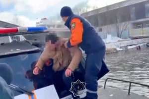 Елордалық құтқарушылар суға секірген жас жігітті құтқарып қалды (ВИДЕО)