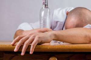 Астанада мас адам лифт есігін теуіп сындырып, шахтаға құлап кетті