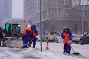 Астанада коммуналдық қызметкерлер тәулік бойы қар күреу жұмысына жұмылдырылды