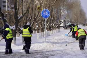 Елордада үш мыңға жуық жұмысшы қар тазалауға шықты