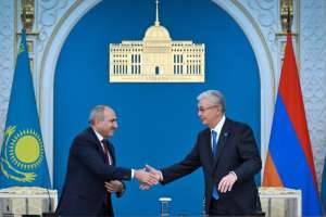 Никол Пашинян  Alem.ai ЖИ орталығының жұмысымен танысады