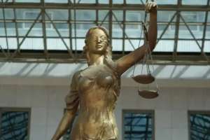 Алматыда қайырымдылық қорының басшысы жасөспірімге базарда қаражат жинатқан