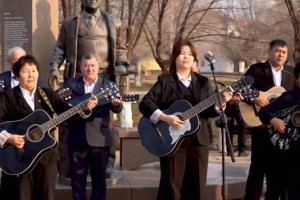 Атырауда 60 гитарашы бір мезетте Табылды Досымовтың әнін шырқады (ВИДЕО)