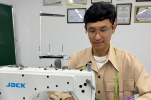 Астаналық тігінші жігіт 15 минутта бір киім тігеді