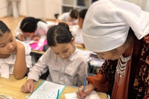 Астаналық әжелер оқушыларға жаңажылдық ойыншықтар жасауды үйретті