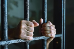 «Бәрінен айырылдым»: есірткі тұтынып, төрт рет түрмеде отырған ер адам ата-аналарға үндеу жасады