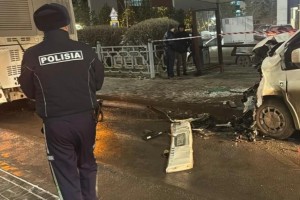 Астанада тоқтап тұрған автобусқа соғылған көлік жүргізушісі мерт болды