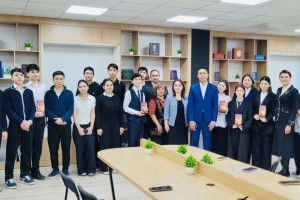 Астана мәслихат депутаты жазушы Төлен Тілеубайдың кітабын оқушыларға сыйға тартты