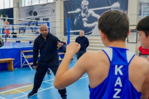 Әлемдік бокс жұлдызы Рой Джонс астаналық жас спортшыларға шеберлік дәрісін өткізді