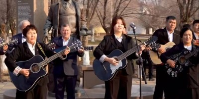 Атырауда 60 гитарашы бір мезетте Табылды Досымовтың әнін шырқады (ВИДЕО)