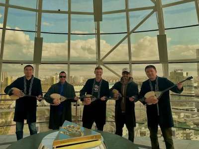 Елордалықтар Backstreet Boys әншілеріне шапан мен домбыра тарту етті