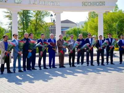 Астанада «Алаш қайраткерлері» ескерткішіне гүл шоқтары қойылды