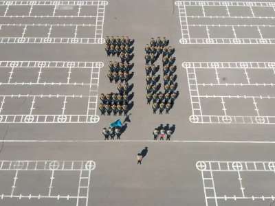 Ұлттық ұланның әскери қызметшілері «30» санын бейнелеп сап түзеді