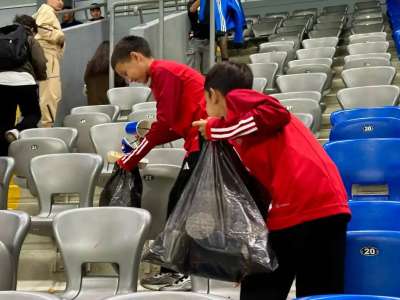Елордалық дербиден кейін жас футболшылар стадионды тазалады