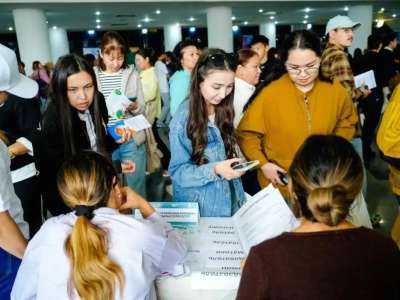 «Жастарға жұмыс»: Астанада өткен жәрмеңкеде 1000-нан астам бос орын ұсынылды