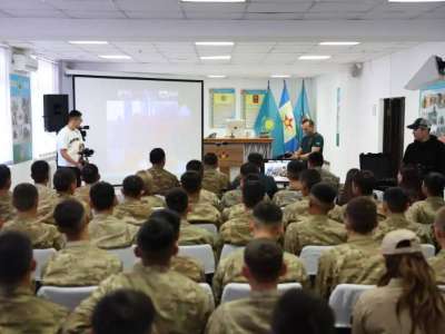 Әскердегі сарбаздар мектептегі ұстаздары және оқушылармен тілдесті