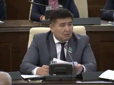 «Мектептерде смартфон пайдалануды шектеу қажет»: Елнұр Бейсенбаев ұсыныс айтты