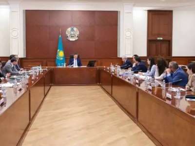 Олжас Бектенов сарапшылармен экономиканың даму мәселелерін талқылады