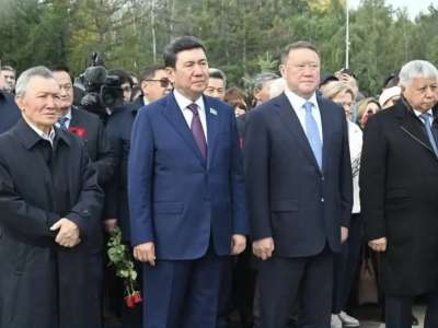 Ерлан Қошанов Міржақып Дулатұлына арналған ескерткіштің ашылуына қатысты