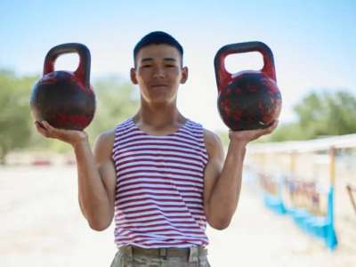 Гір көтеру спортынан үш дүркін әлем чемпионы әскерде борышын өтеп жүр