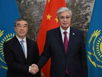 Президент Huawei компаниясы директорлар кеңесінің төрағасын қабылдады