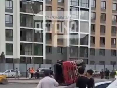 Астанада көше ортасында жүк көлігі аударылды