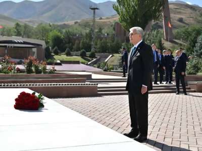 Президент қырғыз жазушысы Шыңғыс Айтматовтың бейітіне зиярат етті