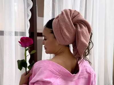 «Ертегі айтатын апайлар сияқты»: Мөлдір Мұқанова елдің сынына ұшырады