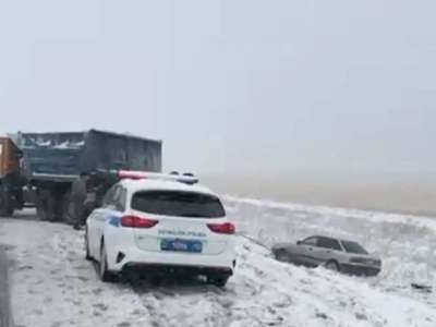 Қолайсыз ауа райы: Қостанайда жол жиегіне түсіп кеткен 9 көлік шығарылды
