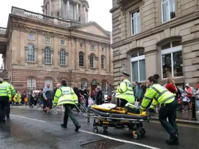 Ливерпульде футбол жанкүйерлерін көлік басып кетті