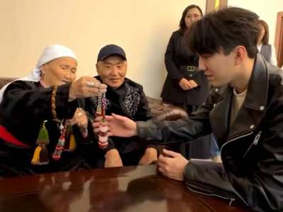 Маңғыстаулық 87 жастағы шебер Димаш Құдайбергенге арнап шашақ жасады