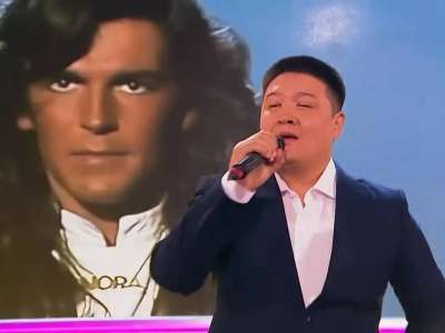 Астаналық полицей Андрей Малаховтың кешкі шоуында ән салып, желідегілерді тәнті етті (видео)