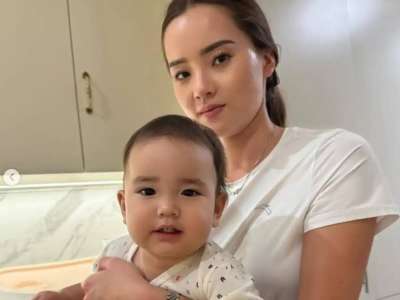 «Қыздарым»: Баян Алагөзова желіге қыздарының суретін салып, оқырманын тәнті етті