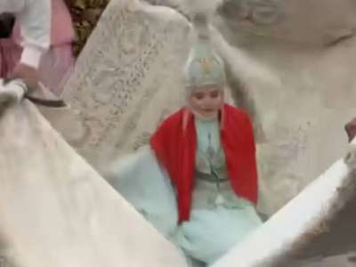 «Кілеммен- шығарғаны несі?»: желіде Сәкен Майғазиевтің келінінің ұзатуы қызу талқыланып жатыр