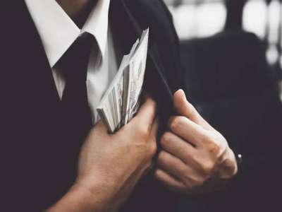 Астанада ер адам тірі ата-анасының «жаназасына» әріптестерінен ақша жинаған