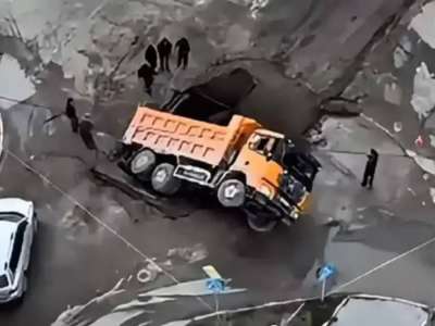 Семей орталығында жүк көлігі шұңқырға түсіп кетті