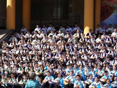 Наурыз мейрамында оқушылар бір мезгілде күй тартады