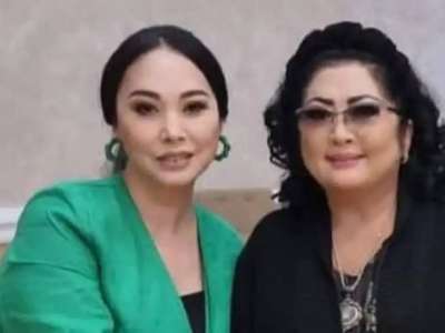 «Әлі сақтап келем»: Қарақат Әбілдина Мақпал Жүнісовадан алған сыйлығы туралы айтты