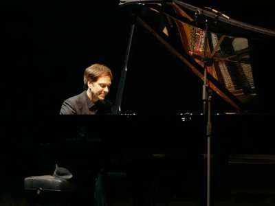 Елордада әлемге әйгілі композитор әрі пианист Стив Баракатт өнер көрсетті