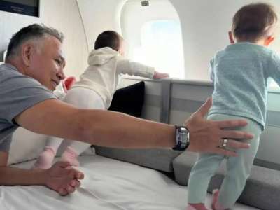 «Ертегі сияқты»: Баян Алагөзова екі кішкентай қызымен шетелде қыдырып жүр