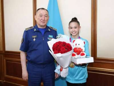 Қорғаныс министрі офицердің қызын спорттық гимнастикадағы тарихи жеңісімен құттықтады