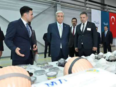 Президент респиратор мен газтұтқы шығаратын зауытқа барды