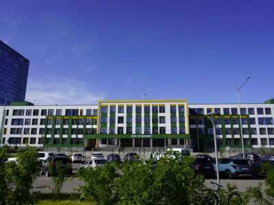 «Есікті қатты тоқылдатты»: Шымкентте оқушыны ұрған мұғалім қамаққа алынды