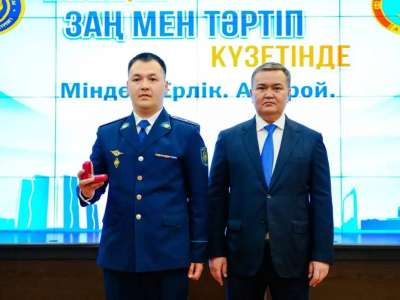 Астана әкімі полицейлерге пәтер кілтін табыстады