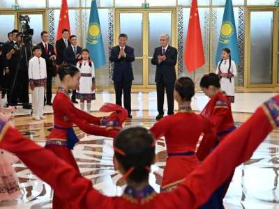 ҚХР Төрағасын балалар қазақ және қытай тілдерінде сәлемдесіп, күтіп алды