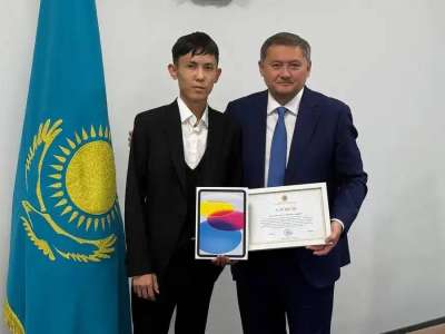 Министр Саясат Нұрбек ҰБТ-дан 140 балл жинаған ауыл мектебінің түлегімен кездесті